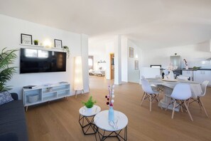 Un apartamento moderno con sala de estar, comedor y cocina.