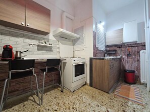 Fridge, oven, coffee/tea maker, toaster - Come & Stay Apartment - Athens Town (Athina)