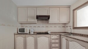Private kitchen - Bright Apartment with Pool, Terrace & Private Parking – Finestrat (Benidorm)