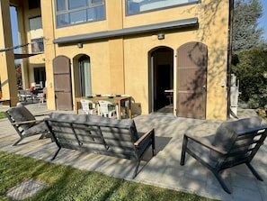 Outdoor dining - Cosy 1‑Bedroom Apartment in a Renovated Country House, Zola Predosa - Bologna (Zola Predosa)