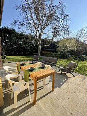 Outdoor dining - Cosy 1‑Bedroom Apartment in a Renovated Country House, Zola Predosa - Bologna (Zola Predosa)