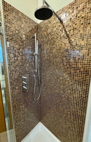 Hair dryer, bidet, towels, soap - Cosy 1‑Bedroom Apartment in a Renovated Country House, Zola Predosa - Bologna (Zola Predosa)