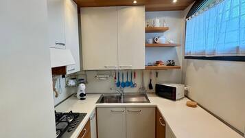 Frigorifero, microonde, forno, piano cottura