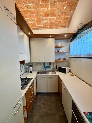 Frigorifero, microonde, forno, piano cottura