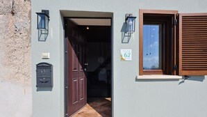 A building entrance with a door, a mailbox, and a window with shutters. - DAD House by Rentbeat (Fastello - Frazione Viterbo)