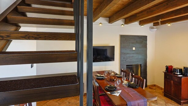 A staircase with wooden steps and a dark metal handrail. - DAD House by Rentbeat (Fastello - Frazione Viterbo)