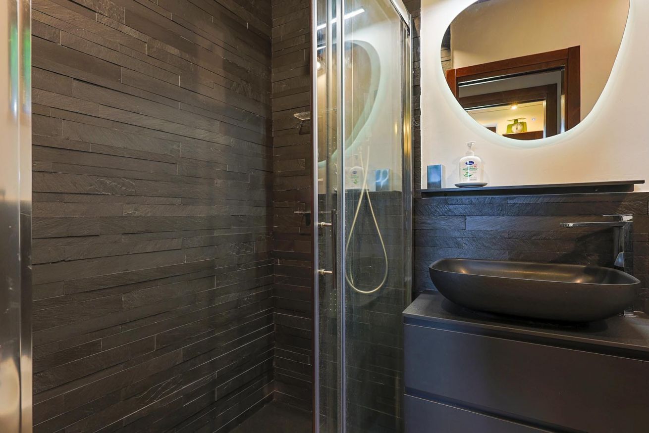 Douche, bidet, serviettes fournies, shampoing