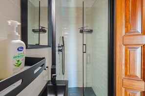 Regadera, bidet, toallas, shampoo 