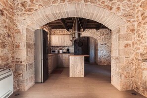 Fridge, microwave, oven, stovetop - Vertigo Stone Villa - Roumeli Private Pool Escape (Roumeli)