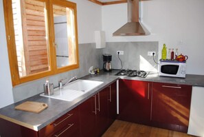 Lave-vaisselle, tables à manger