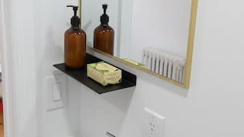 Chuveiro, secador de cabelo, toalhas de banho, sabonete