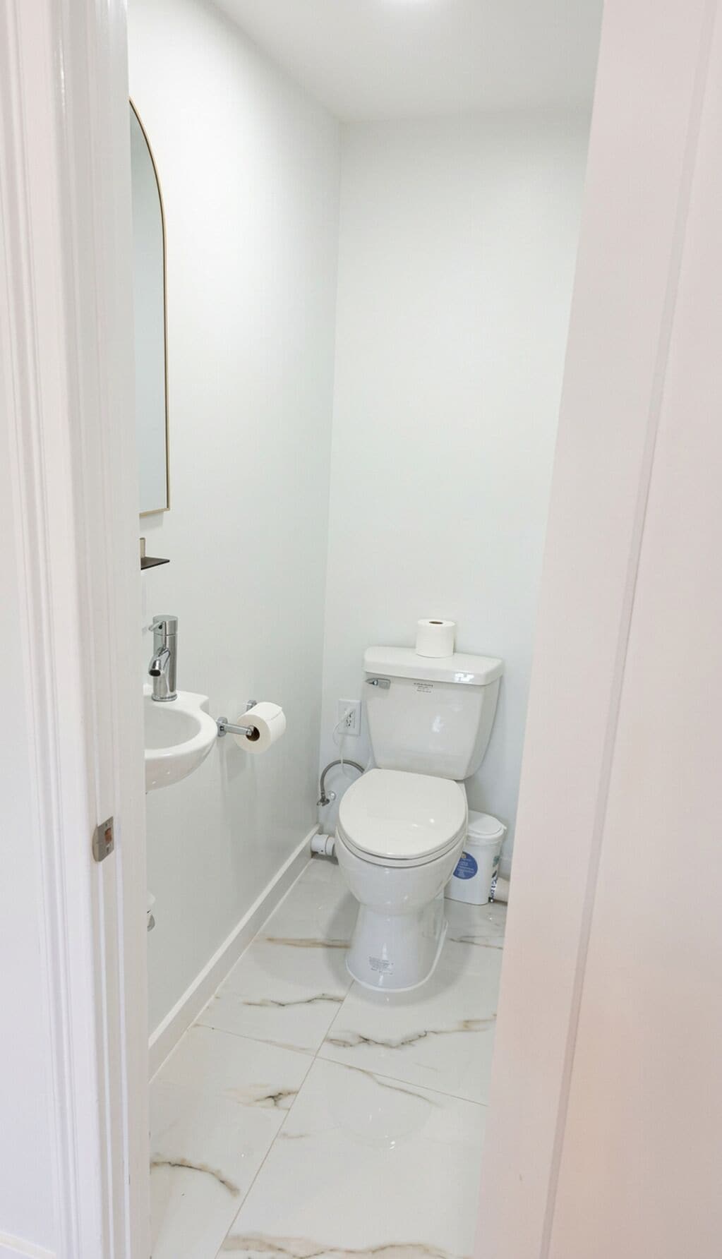Een douche, een haardroger, handdoeken, zeep