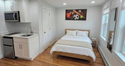 ~Small Studio - Close to JFK - Steps to Subways~