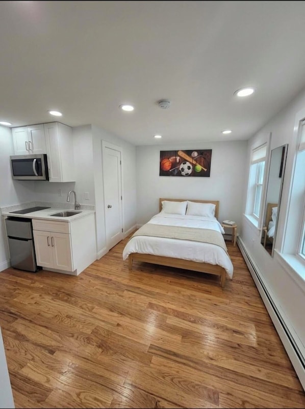 1 bedroom, iron/ironing board, WiFi, bed sheets - ~Small Studio - Close to JFK - Steps to Subways~ (Brooklyn)