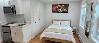 ~Small Studio - Close to JFK - Steps to Subways~