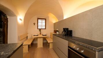 Fridge, oven, stovetop, coffee/tea maker