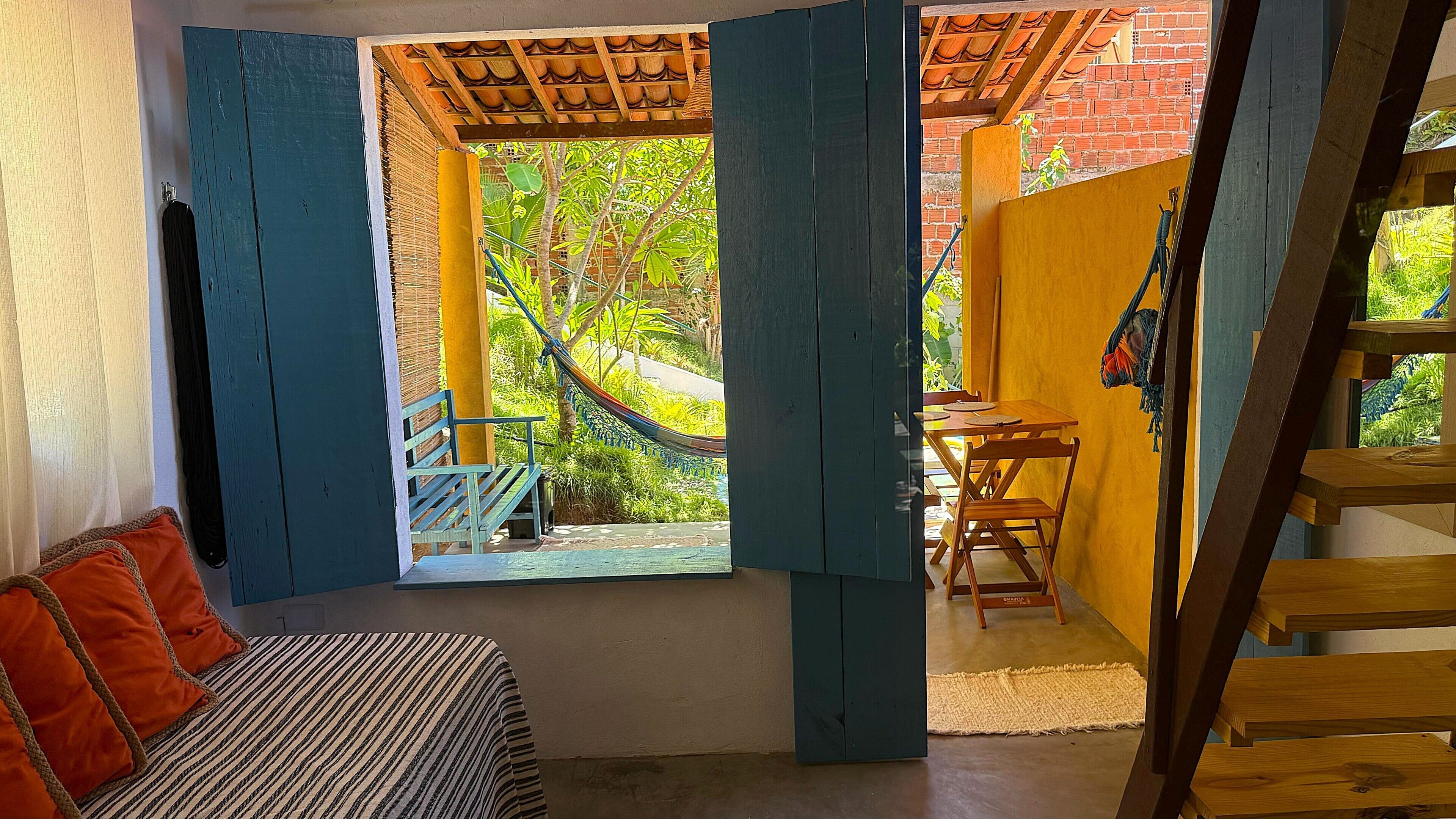 Chalé, vista parcial para o mar | Parte interna