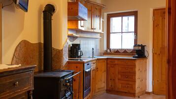 Fridge, oven, stovetop, coffee/tea maker