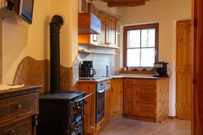 Fridge, oven, stovetop, coffee/tea maker