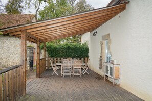 Outdoor dining - Domaine d'Embourg farm (Souvigny)