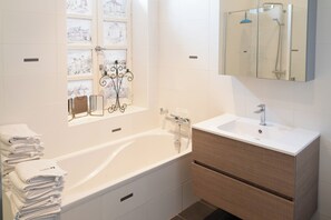 Bathroom - Domaine d'Embourg farm (Souvigny)