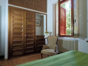 Room - A stone's throw from the village and vineyards, villa with large terrace among pine and cypress trees (San Donato)