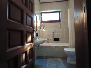 Shower, hair dryer, bidet, towels - A stone's throw from the village and vineyards, villa with large terrace among pine and cypress trees (San Donato)