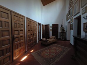 Interior - A stone's throw from the village and vineyards, villa with large terrace among pine and cypress trees (San Donato)