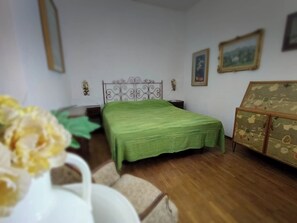 Iron/ironing board, Internet, bed sheets - A stone's throw from the village and vineyards, villa with large terrace among pine and cypress trees (San Donato)