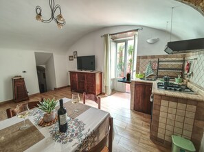 Kjøleskap, ovn, kokeplater og kaffetrakter/tekoker