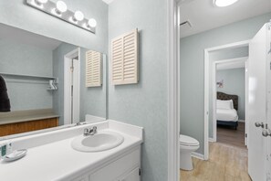 Bathroom - Walk to Beach 2BR Sleeps 8 Pool Thomas Dr (Panama City Beach)