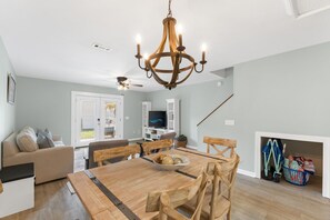 Dining - Walk to Beach 2BR Sleeps 8 Pool Thomas Dr (Panama City Beach)