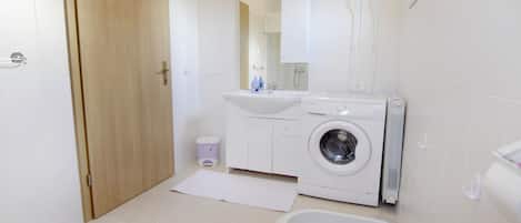 Apartment, 2 Bedrooms, Patio, Garden View | Laundry