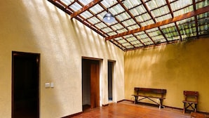 A spacious room with a wooden floor, a bench, and a skylight. - House facing the reservoir, in a gated community. (São Paulo)