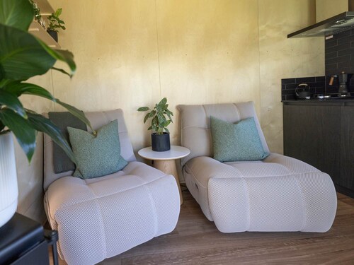 Crown Equine Retreat Under the Bridge  Romantic City Escape