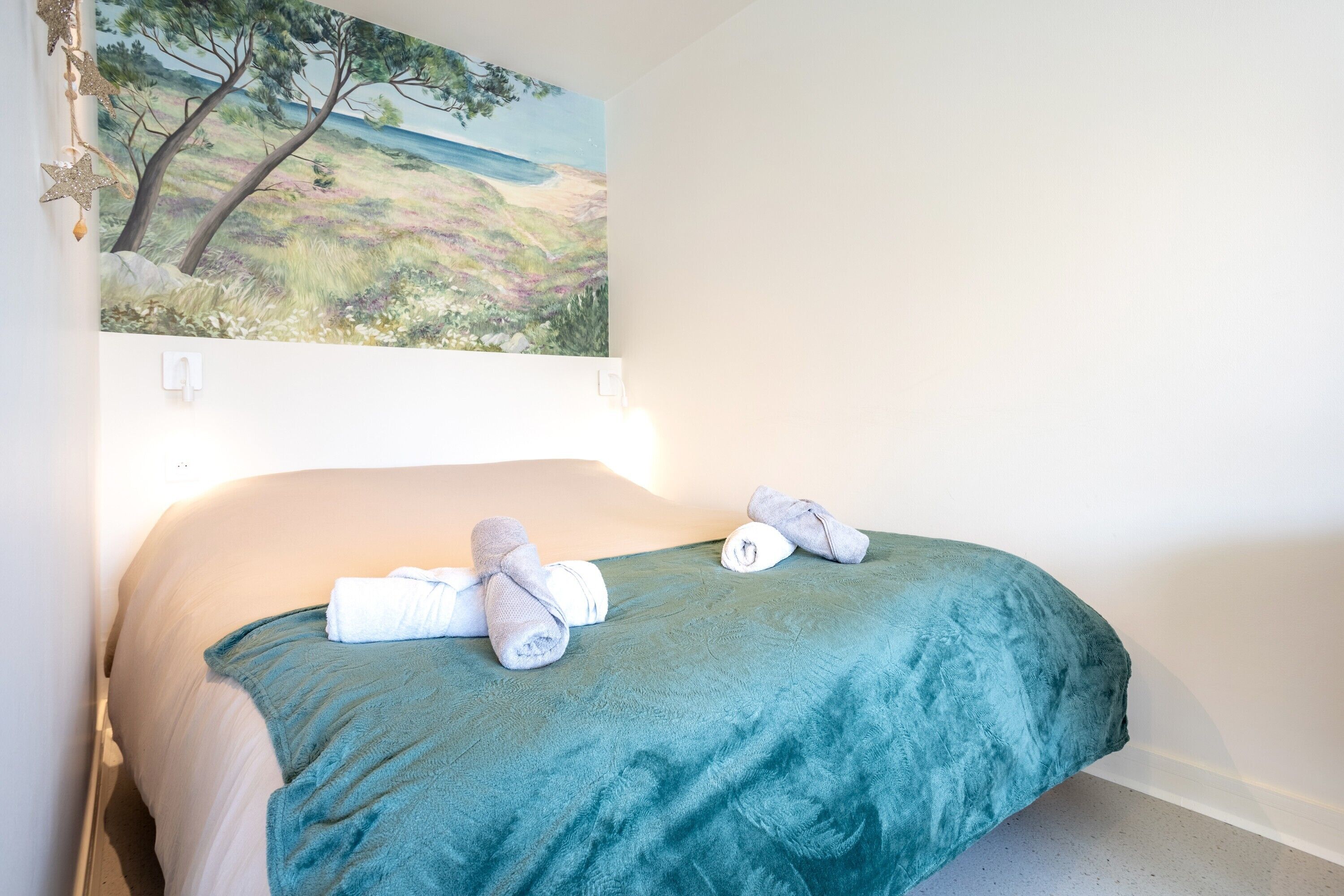 Tabla de planchar con plancha, wifi, ropa de cama