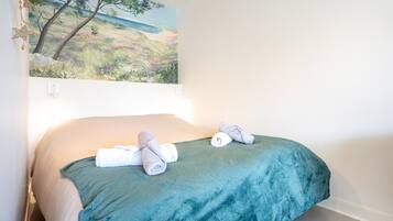 Tabla de planchar con plancha, wifi, ropa de cama