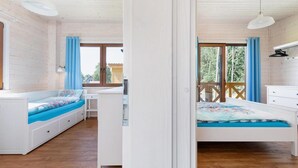 Una camera da letto con un letto, una scrivania e una finestra.