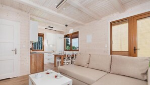 Un interior moderno con sofá, mesa de comedor y zona de cocina.