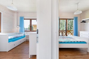 A bedroom with a bed, a desk, and a window. - Comfortable holiday home (no. 10), summer pool (Rewal)