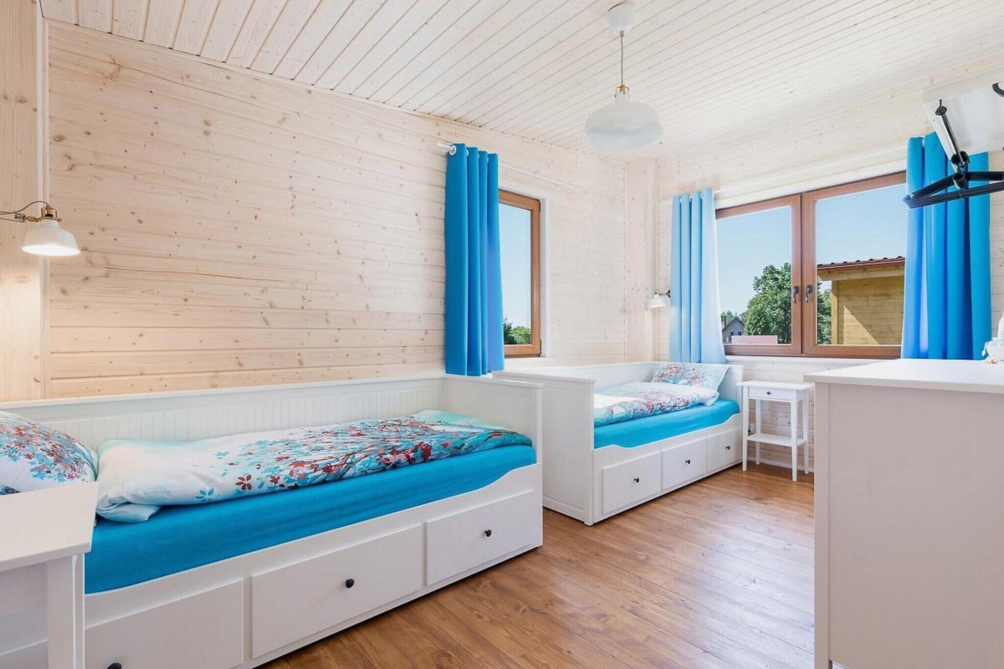 2 bedrooms, travel crib, WiFi (free), bed sheets