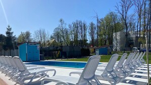 Ein Poolbereich mit Liegestühlen und einem Schwimmbecken.