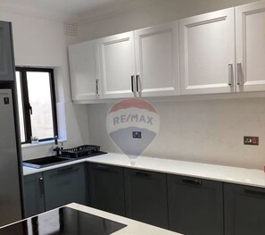 Private kitchen - Central penthouse apartment with roof terrace and playroom! Family friendly! (San Ġwann)