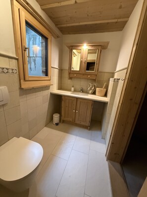 Shower, hair dryer, towels - Charming mountain flat with sauna (Lenzerheide/Lai)