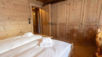 4 bedrooms, iron/ironing board, free WiFi, bed sheets