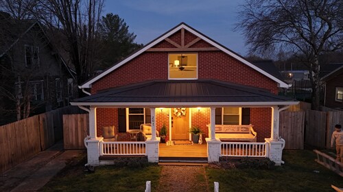 Cozy 3-bedroom cottage in tranquil Roan Mountain with AC