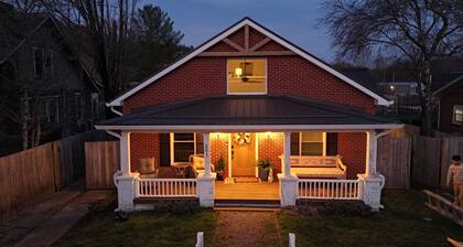 Cozy 3-bedroom cottage in tranquil Roan Mountain with AC