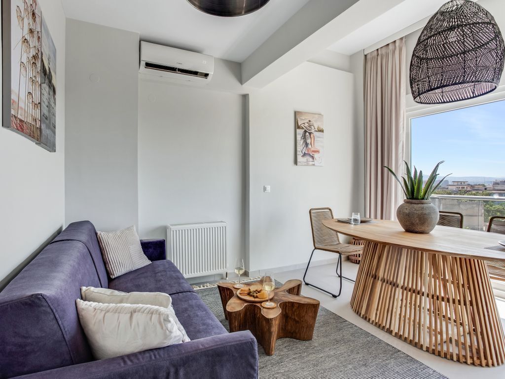 Apartamento, 1 habitación, balcón | Zona de estar | Smart TV de 40 pulgadas con canales digitales
