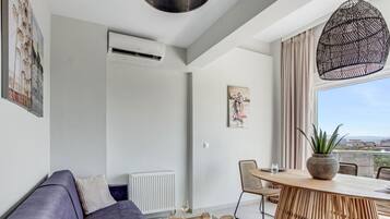 Apartamento, 1 habitación, balcón | Zona de estar | Smart TV de 40 pulgadas con canales digitales