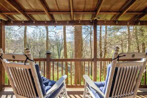 Terrace/patio - Rustic 2BD Cabin w/ HUGE Yard | WiFi + Fire Pit (Gatlinburg)